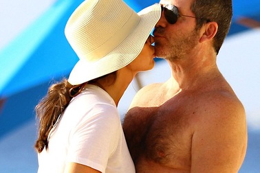 “Ông trùm truyền thông” khóa môi bạn gái trẻ đẹp say đắm