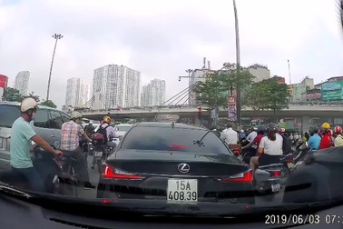 Xe sang bất ngờ trôi lui khi dừng đèn đỏ, suýt dẫn đến va chạm