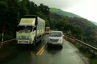 Ô tô lấn làn đổ dốc - Có khó trị?