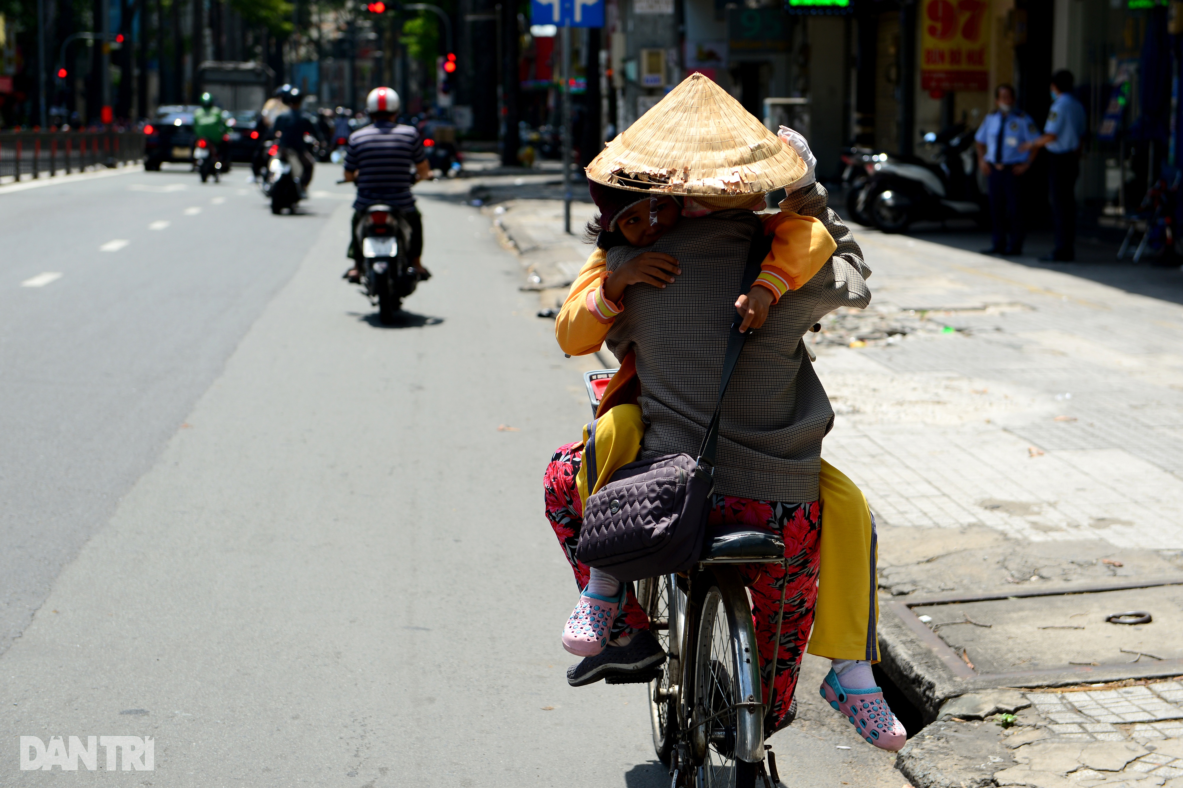 Người lao động nghèo ở Sài Gòn vất vả mưu sinh sau 1 tuần giãn cách xã hội - 5 Người lao động nghèo ở Sài Gòn vất vả mưu sinh sau 1 tuần giãn cách xã hội - 5