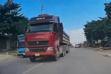 Vượt ẩu suýt gây tai nạn, tài xế ô tô bị phạt tiền và trừ điểm GPLX