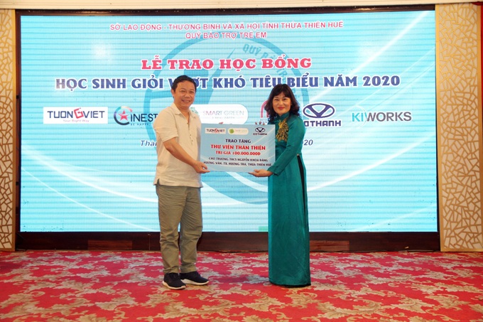 Thừa Thiên Huế: Trao học bổng cho học sinh giỏi vượt khó tiêu biểu năm 2020 - Ảnh 3.