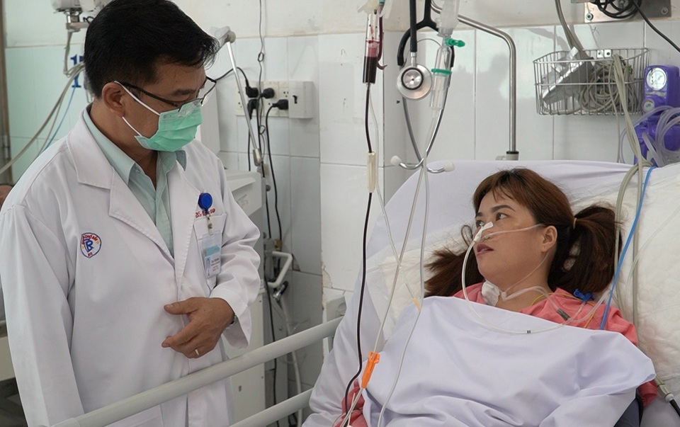 Bị rắn hổ chúa cắn vào lưng, nữ bệnh nhân thập tử nhất sinh - 1 Bị rắn hổ chúa cắn vào lưng, nữ bệnh nhân thập tử nhất sinh - 1