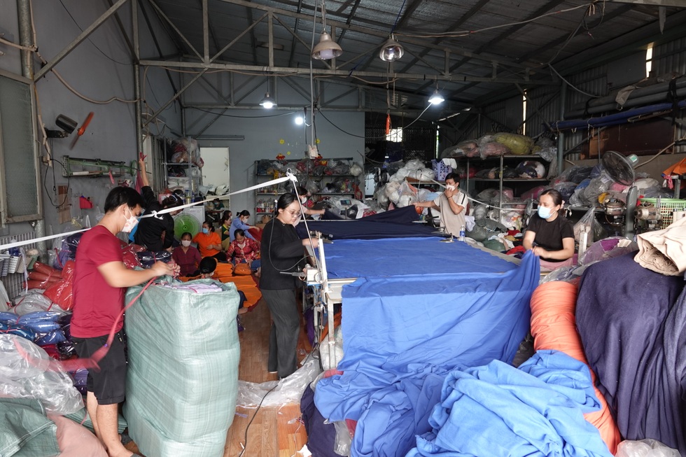 Xưởng may ngừng kinh doanh, chuẩn bị 10.000 chăn ấm tặng đồng bào vùng lũ - 1 Xưởng may ngừng kinh doanh, chuẩn bị 10.000 chăn ấm tặng đồng bào vùng lũ - 1