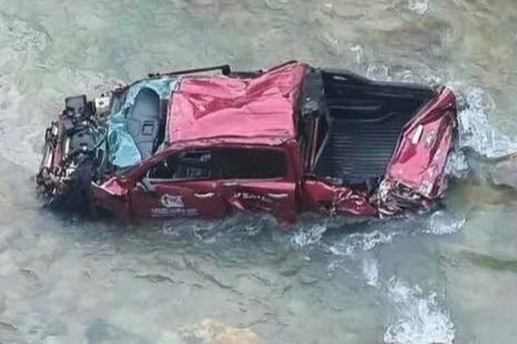 Ô tô chở 4 người bị hất văng qua lan can cầu, rơi xuống suối - 1 Ô tô chở 4 người bị hất văng qua lan can cầu, rơi xuống suối - 1