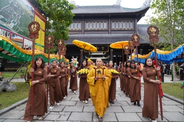 Hàng nghìn người đổ về ngôi chùa nhiều kỷ lục Việt Nam dự khai hội