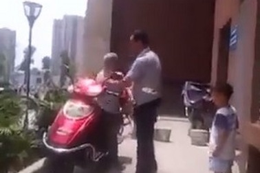 Clip “con trai đánh mẹ già” khiến cộng đồng mạng phẫn nộ tuần qua