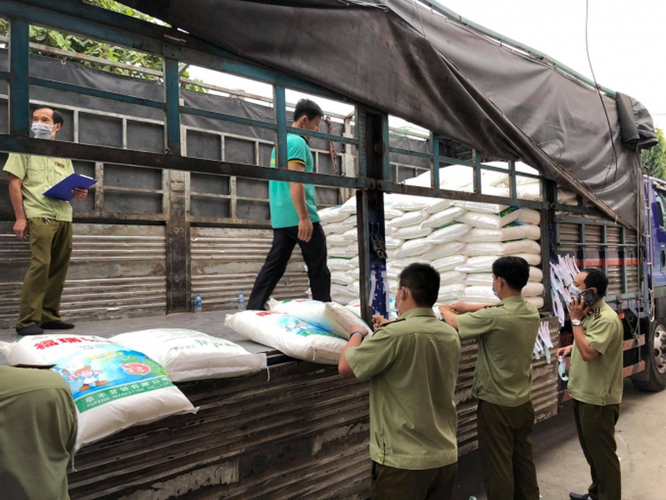 Phát hiện 45 tấn bột ngọt bị cấm lưu thông, nghi nhập lậu từ Trung Quốc - 2 Phát hiện 45 tấn bột ngọt bị cấm lưu thông, nghi nhập lậu từ Trung Quốc - 2