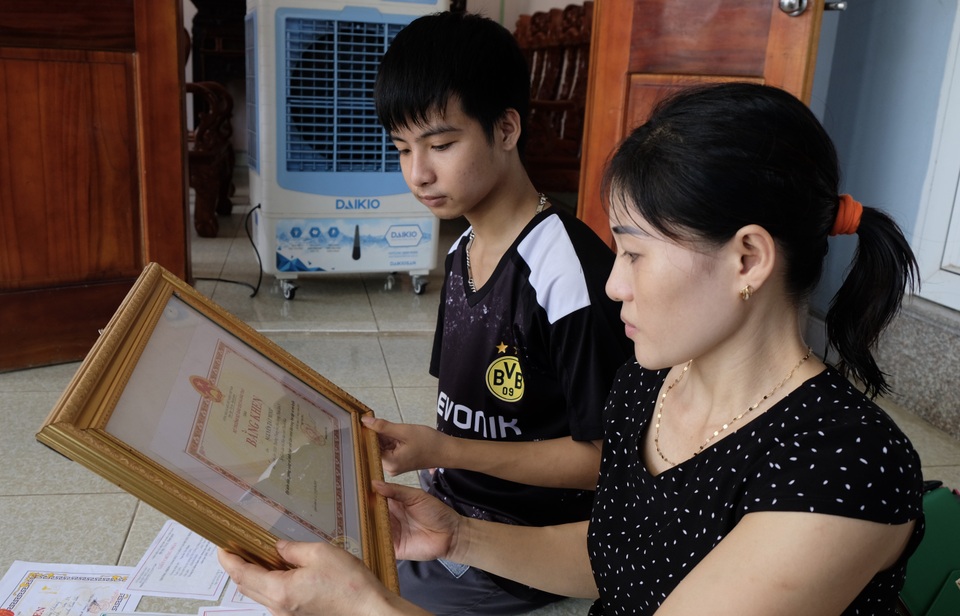 Kỳ tích của đôi bạn cõng nhau đến trường viết tiếp giấc mơ đại học - 4 Kỳ tích của đôi bạn cõng nhau đến trường viết tiếp giấc mơ đại học - 4