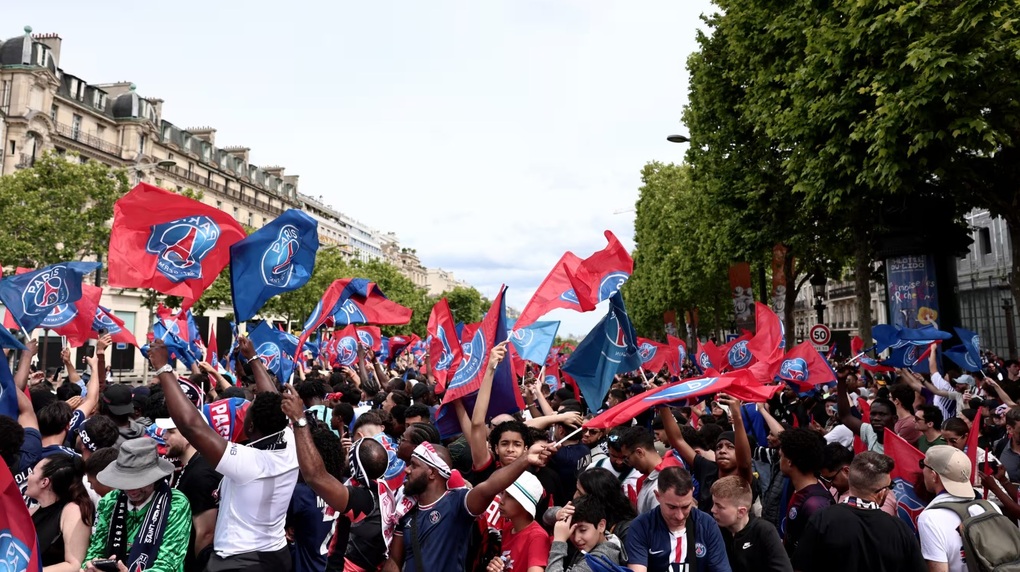Biển người chào đón các cầu thủ PSG ăn mừng chức vô địch Champions League - 4 Biển người chào đón các cầu thủ PSG ăn mừng chức vô địch Champions League - 4