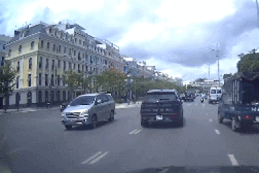 Xe tải vượt ẩu gây tai nạn liên hoàn