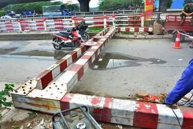 Hà Nội: Xe khách bỏ chạy sau khi “hạ gục” khung sắt hạn chế chiều cao