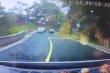 Vượt ẩu suýt gây tai nạn, tài xế xe sang còn tỏ thái độ thách thức