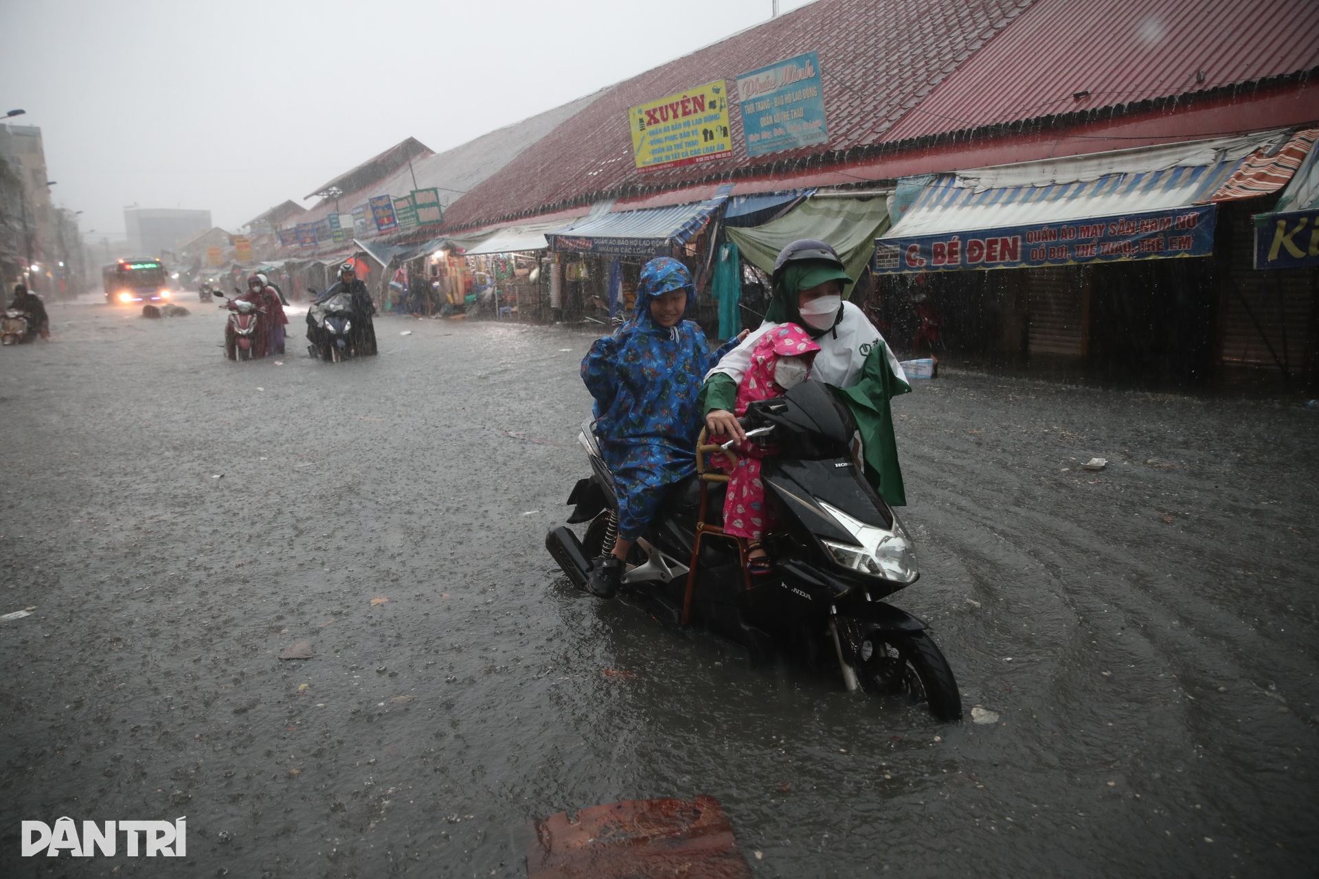 Rạch Cầu Ngang và loạt công trình giải cứu rốn ngập chợ Thủ Đức ở TPHCM - 11