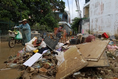 Còn ngổn ngang sau lũ lịch sử, miền Trung lại gồng mình ứng phó bão Koto