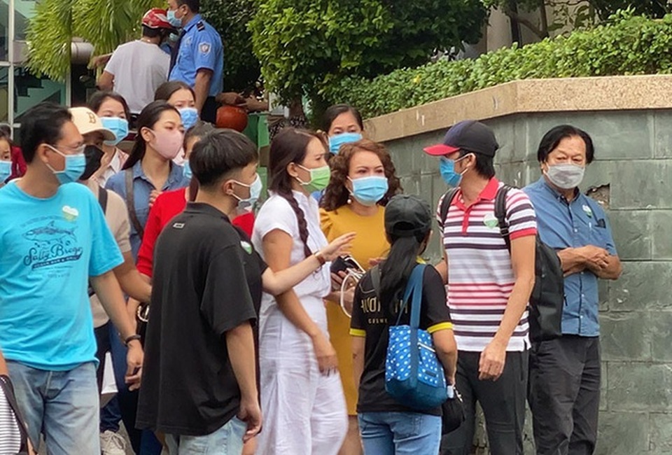 Nhiều nghệ sĩ đứng ngoài nhà tang lễ chờ nhìn mặt danh hài Chí Tài lần cuối - 7 Nhiều nghệ sĩ đứng ngoài nhà tang lễ chờ nhìn mặt danh hài Chí Tài lần cuối - 7