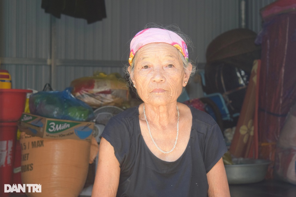 Xóm Nhà phao Báo Dân trí: Người dân chất gạo chuẩn bị đối phó mưa lũ - 3 Xóm Nhà phao Báo Dân trí: Người dân chất gạo chuẩn bị đối phó mưa lũ - 3