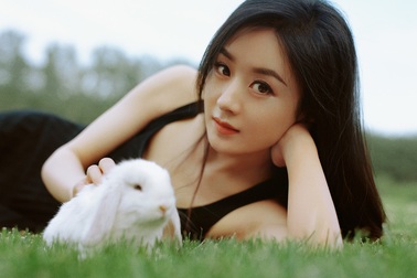 Triệu Lệ Dĩnh khoe eo thon, nổi bật giữa “đàn em”