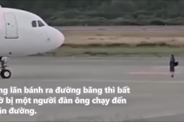 Hành khách lao ra đường băng chặn đầu máy bay vì trễ chuyến