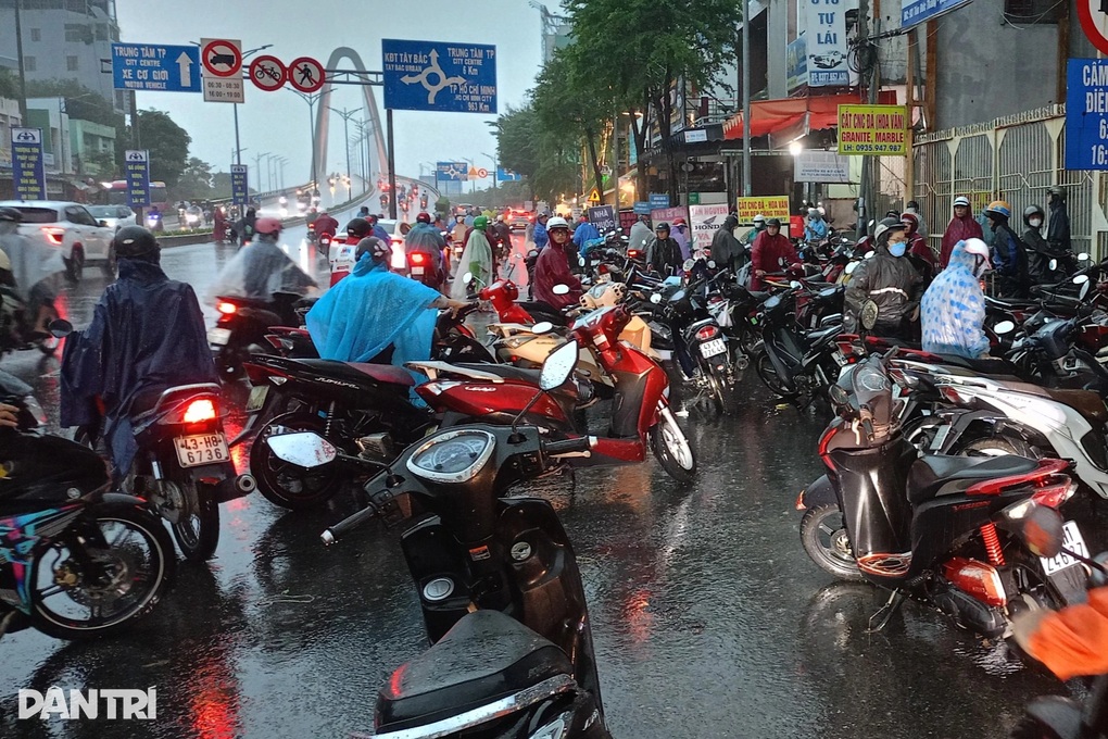 Đà Nẵng ngập sâu sau trận mưa như trút, nhiều trường cho học sinh nghỉ - 6 Đà Nẵng ngập sâu sau trận mưa như trút, nhiều trường cho học sinh nghỉ - 6
