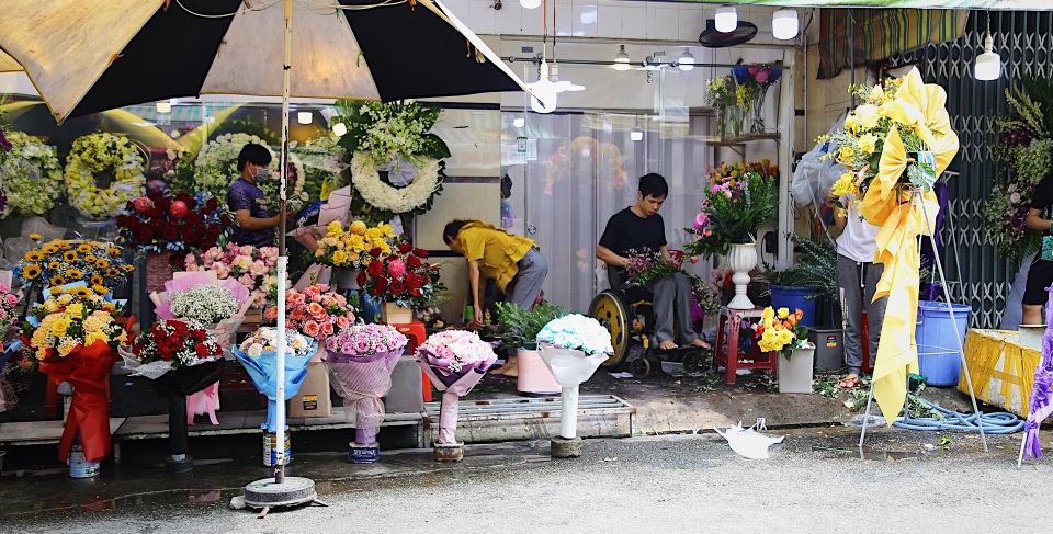 Vợ chồng khuyết tật mở tiệm hoa, thu về chục triệu đồng mỗi tháng - 1 Vợ chồng khuyết tật mở tiệm hoa, thu về chục triệu đồng mỗi tháng - 1
