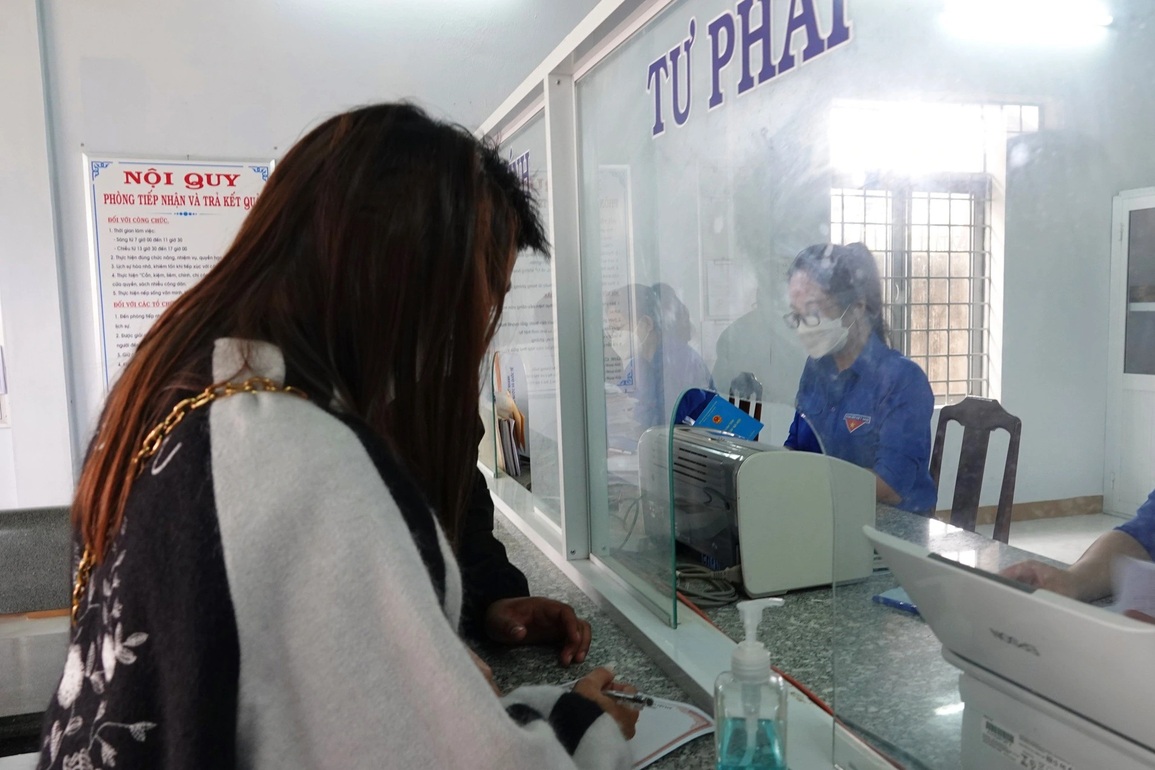 Áo xanh tình nguyện hỗ trợ xã giải quyết thủ tục hành chính giúp nhân dân - 2 Áo xanh tình nguyện hỗ trợ xã giải quyết thủ tục hành chính giúp nhân dân - 2