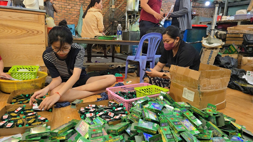 Thủ đoạn làm giả hàng trăm nghìn chai dầu gió của cặp vợ chồng ở TPHCM