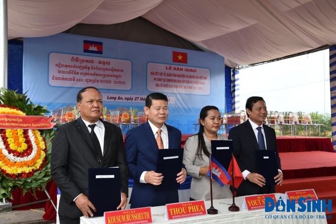 Lãnh đạo Long An làm lễ bàn giao, đón nhận 122 hài cốt liệt sĩ quân tình nguyện và chuyên gia Việt Nam hy sinh tại Campuchia.