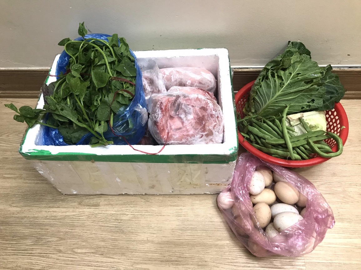 Bão giá bóp nghẹt túi tiền, bố mẹ mổ lợn tiếp tế cho con ở Thủ đô - 1 Bão giá bóp nghẹt túi tiền, bố mẹ mổ lợn tiếp tế cho con ở Thủ đô - 1