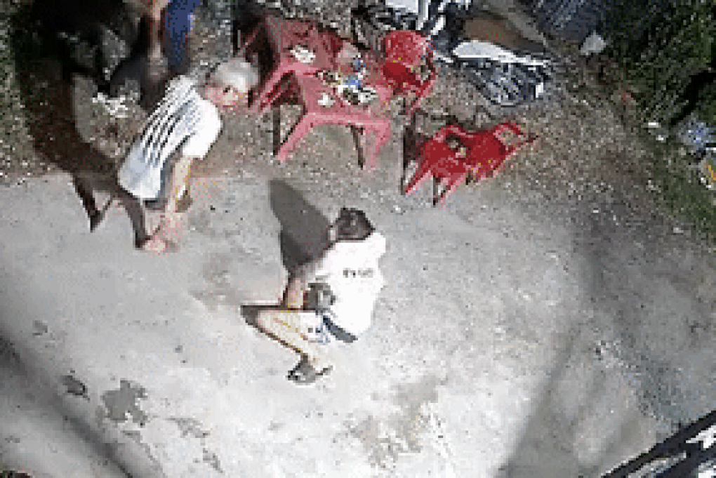 Bị bố ruột hành hung dã man, bé gái chạy trốn trong đêm - 1 Bị bố ruột hành hung dã man, bé gái chạy trốn trong đêm - 1
