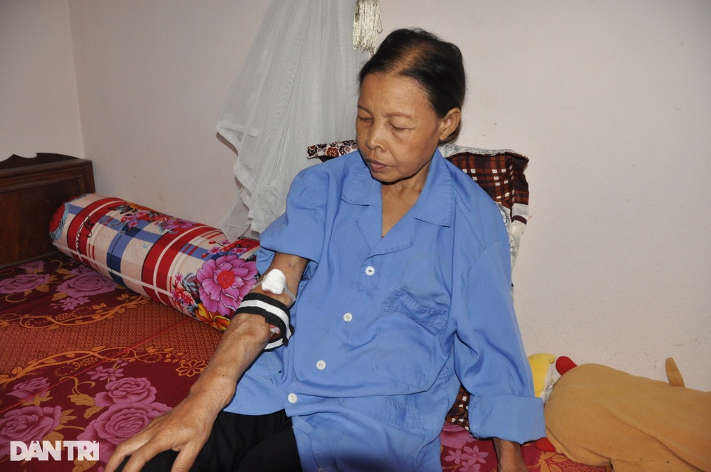 Chồng ngóng bán đàn lợn đỏ hỏn, lấy tiền cho vợ đi chạy thận - 5 Chồng ngóng bán đàn lợn đỏ hỏn, lấy tiền cho vợ đi chạy thận - 5