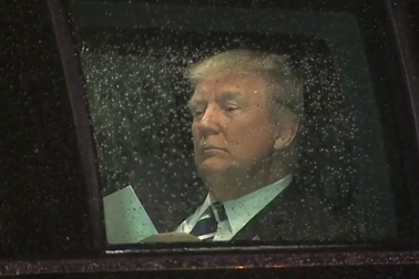 Tổng thống Trump mải miết tập phát biểu trong xe hơi