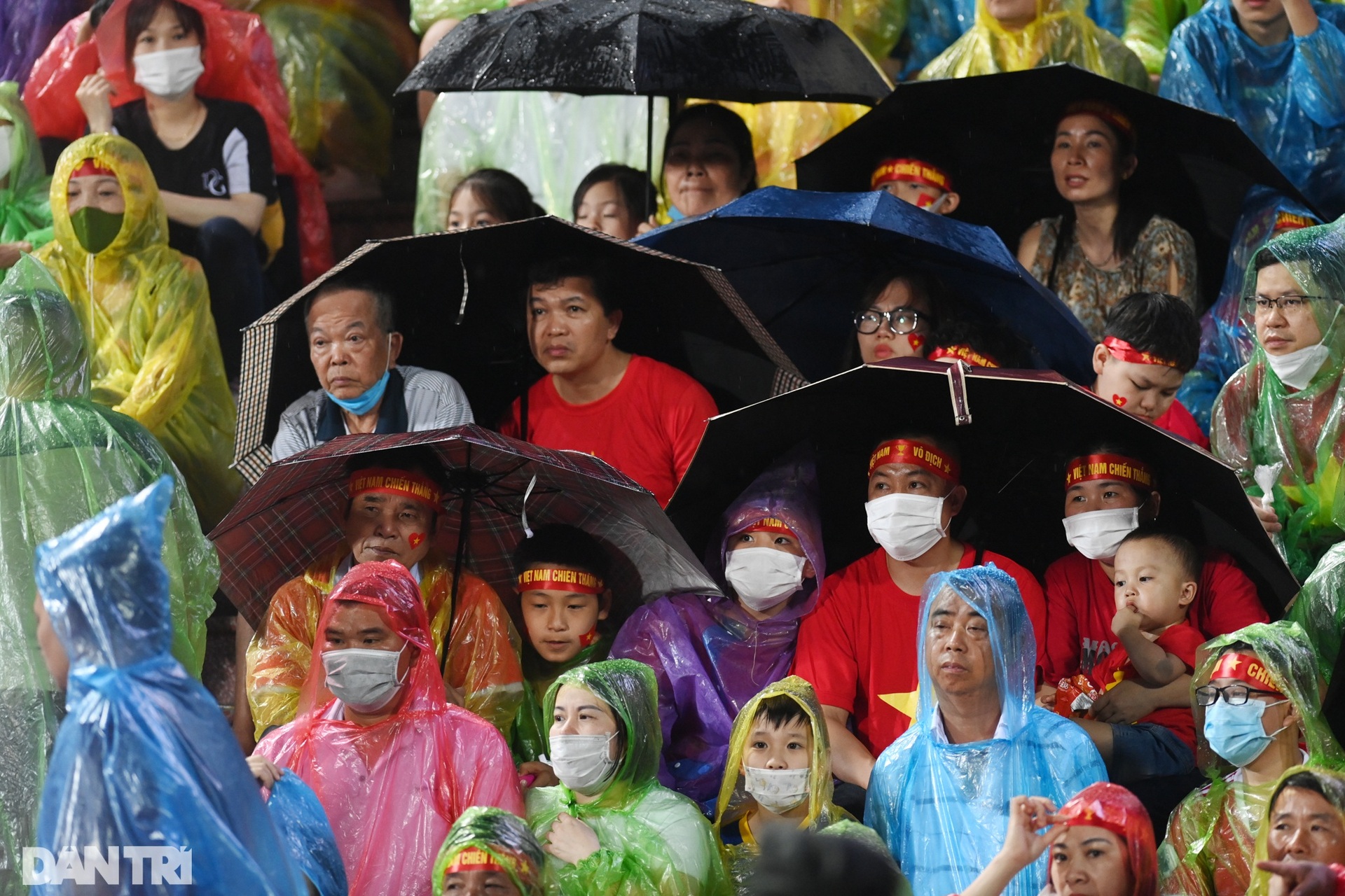 Biển người đội mưa chật kín sân Việt Trì cổ vũ U23 Việt Nam - 11