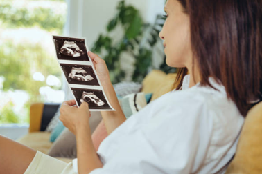 Hãy tận hưởng hạnh phúc làm mẹ, đừng vội vàng "chỉ định" cha cho con