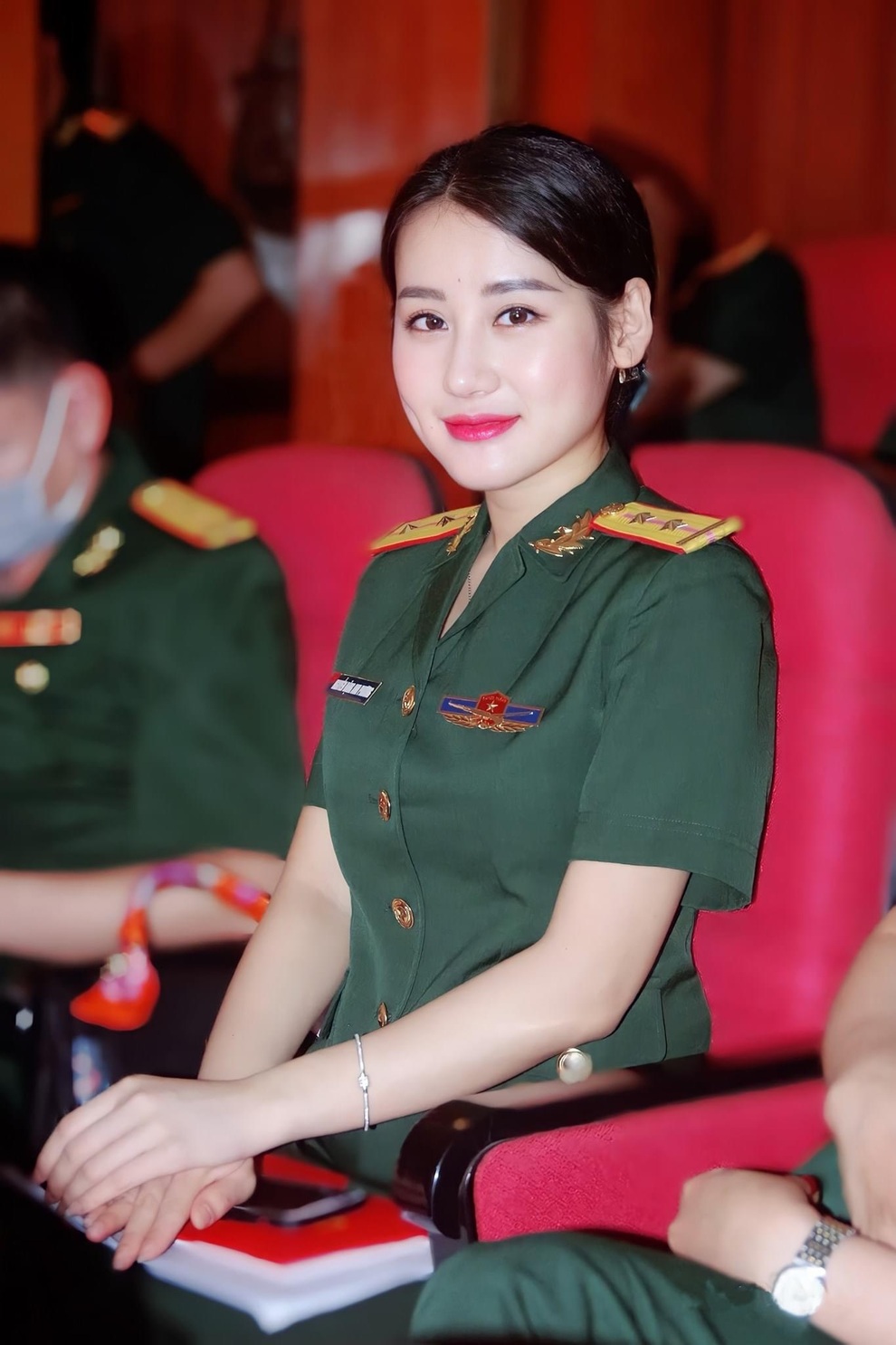 Nữ Trung úy quân đội khiến bao chàng đắm say - 1 Nữ Trung úy quân đội khiến bao chàng đắm say - 1