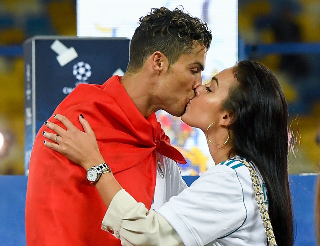 Cristiano Ronaldo và bạn gái đính hôn sau 9 năm hẹn hò - 3 Cristiano Ronaldo và bạn gái đính hôn sau 9 năm hẹn hò - 3