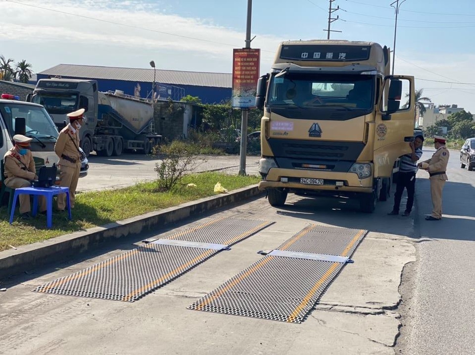 CSGT lập chốt, những đoàn xe dấu hiệu quá tải bất ngờ biến mất - 3 CSGT lập chốt, những đoàn xe dấu hiệu quá tải bất ngờ biến mất - 3