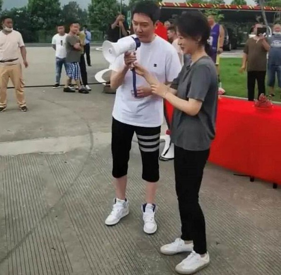 Mỹ nam Phùng Thiệu Phong gây sốc khi lộ bụng phệ, tóc điểm bạc - 4 Mỹ nam Phùng Thiệu Phong gây sốc khi lộ bụng phệ, tóc điểm bạc - 4