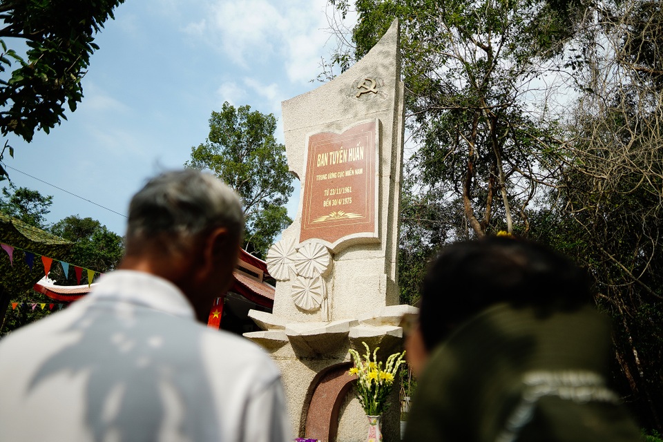 Khoác áo mới cho nhà bia kỷ niệm Ban Tuyên huấn Trung ương Cục miền Nam - 7 Khoác áo mới cho nhà bia kỷ niệm Ban Tuyên huấn Trung ương Cục miền Nam - 7