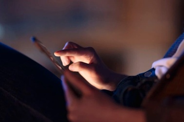 Chuyện công sở: Phản ứng ra sao khi sếp gửi tin nhắn ngoài giờ làm?