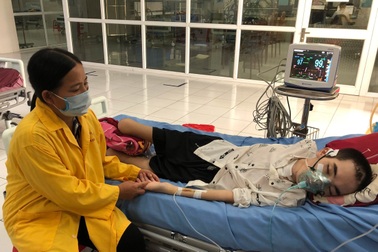 Nhói lòng cảnh người mẹ  cầu xin sự sống cho con trai sau vụ tai nạn