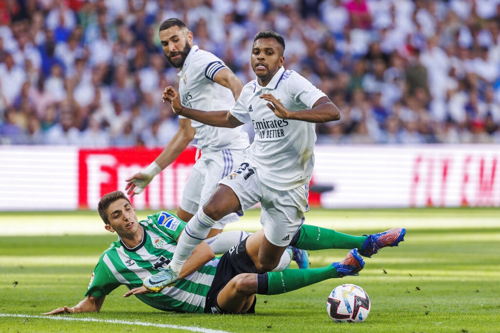 Real Madrid vững ngôi đầu bảng La Liga, Barcelona thắng đậm Sevilla - 1 Real Madrid vững ngôi đầu bảng La Liga, Barcelona thắng đậm Sevilla - 1