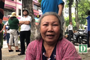 Bà nội nước mắt lưng tròng trong khi đợi cháu tan trường thi