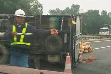 Xe chở gỗ gặp nạn trên cao tốc Nội Bài - Lào Cao