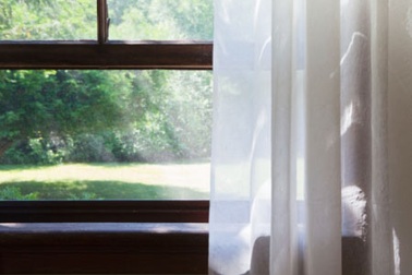 Tia nắng, tấm gương và chiếc nhẫn méo