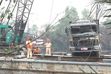 Trục vớt “thủ phạm” gây sập cầu ở Sài Gòn