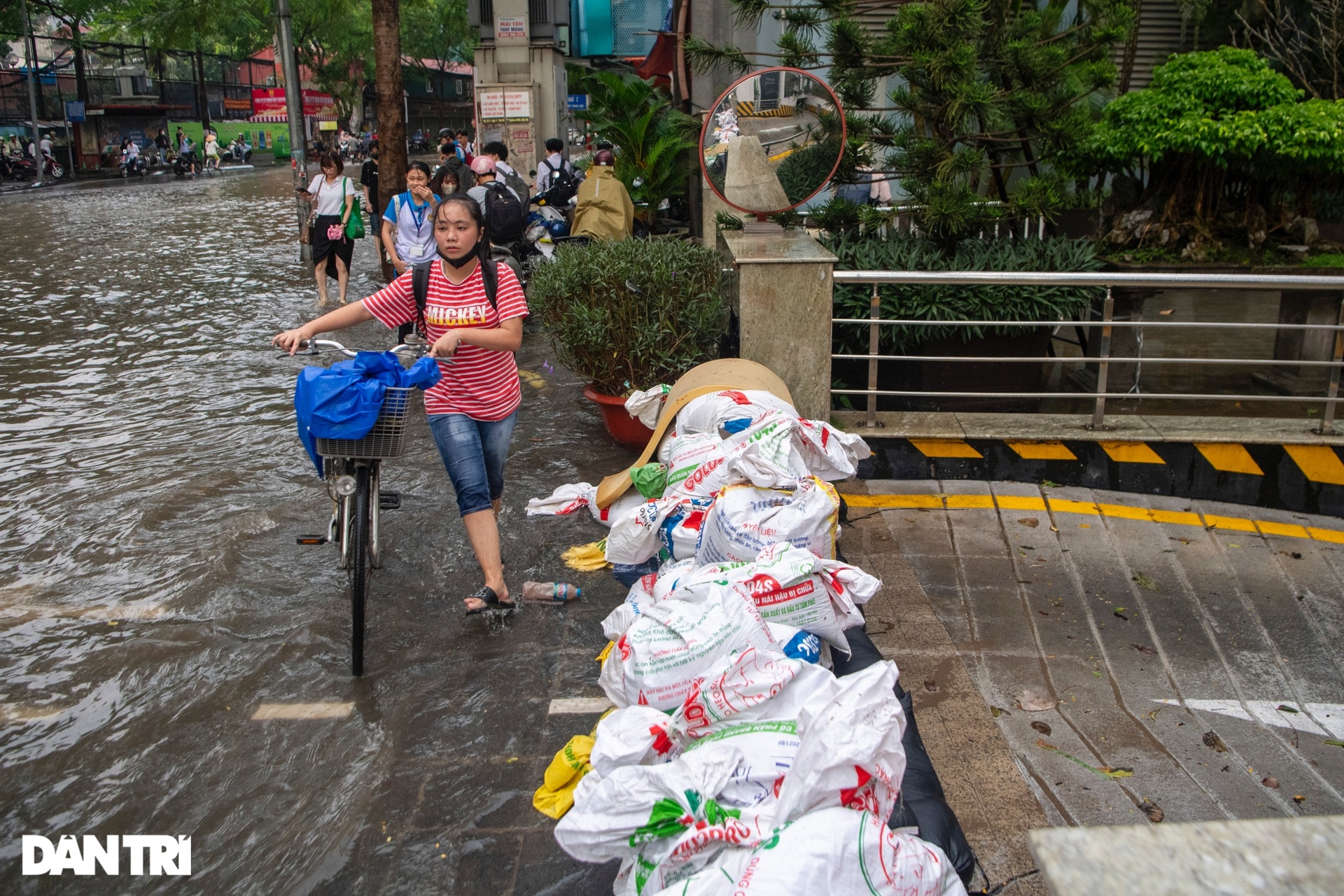 Hà Nội: Mưa ngập khắp nơi, ùn tắc nhiều đường, phố - 6 Hà Nội: Mưa ngập khắp nơi, ùn tắc nhiều đường, phố - 6