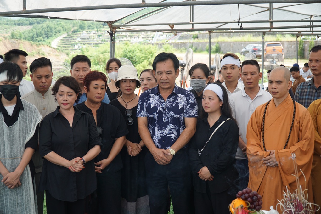 Dàn nghệ sĩ Gặp nhau cuối tuần, người thân khóc nghẹn tiễn biệt Giang Còi - 4 Dàn nghệ sĩ Gặp nhau cuối tuần, người thân khóc nghẹn tiễn biệt Giang Còi - 4