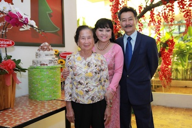 Hương Lan mừng 25 năm ngày cưới tại Việt Nam