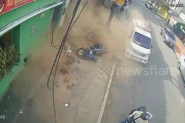 Bé trai thoát chết may mắn khi bức tường bất ngờ đổ sập ngay sau lưng